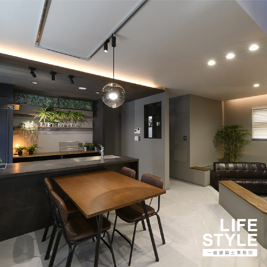 ．駐車スペースも確保した敷地面積24.5坪の狭小地。