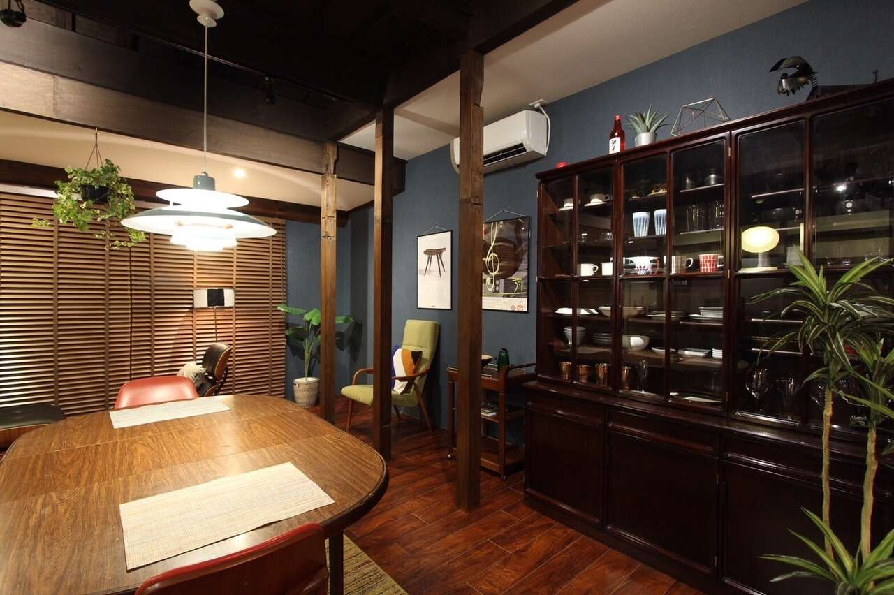 伝統的な和の要素と現代的なデザインを融合させた築42年の家　