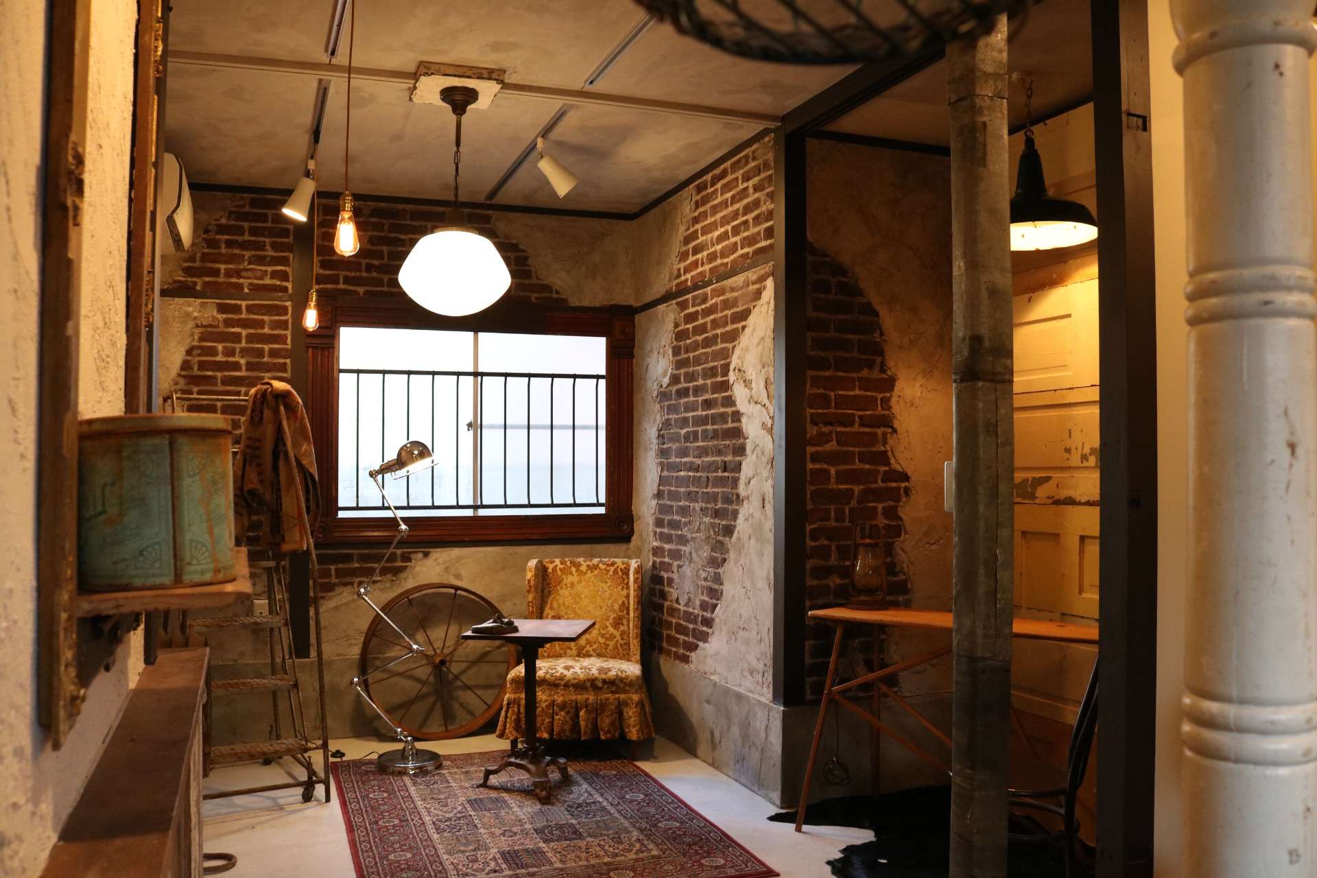 リアルアンティーク材で蘇る築50年のアパートメント