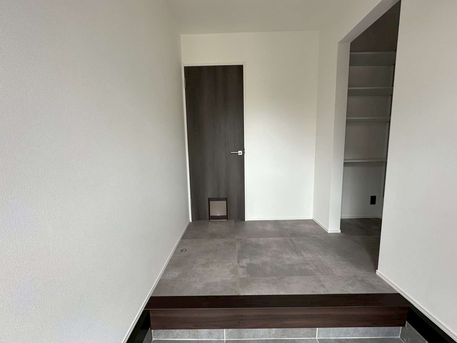 玄関もモノトーンで統一。