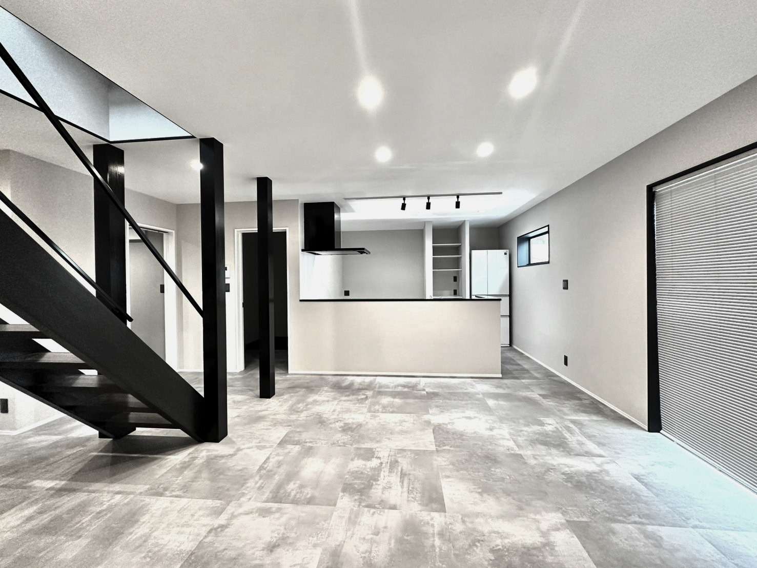 広々としたLDK・キッチンの正面から