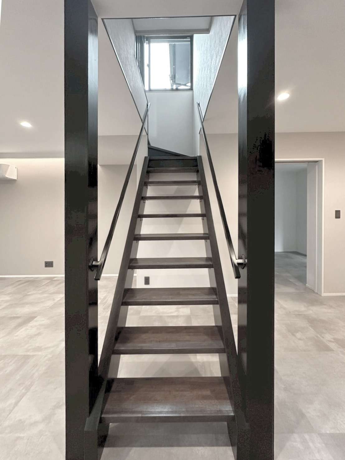 アイアンのような雰囲気の階段。