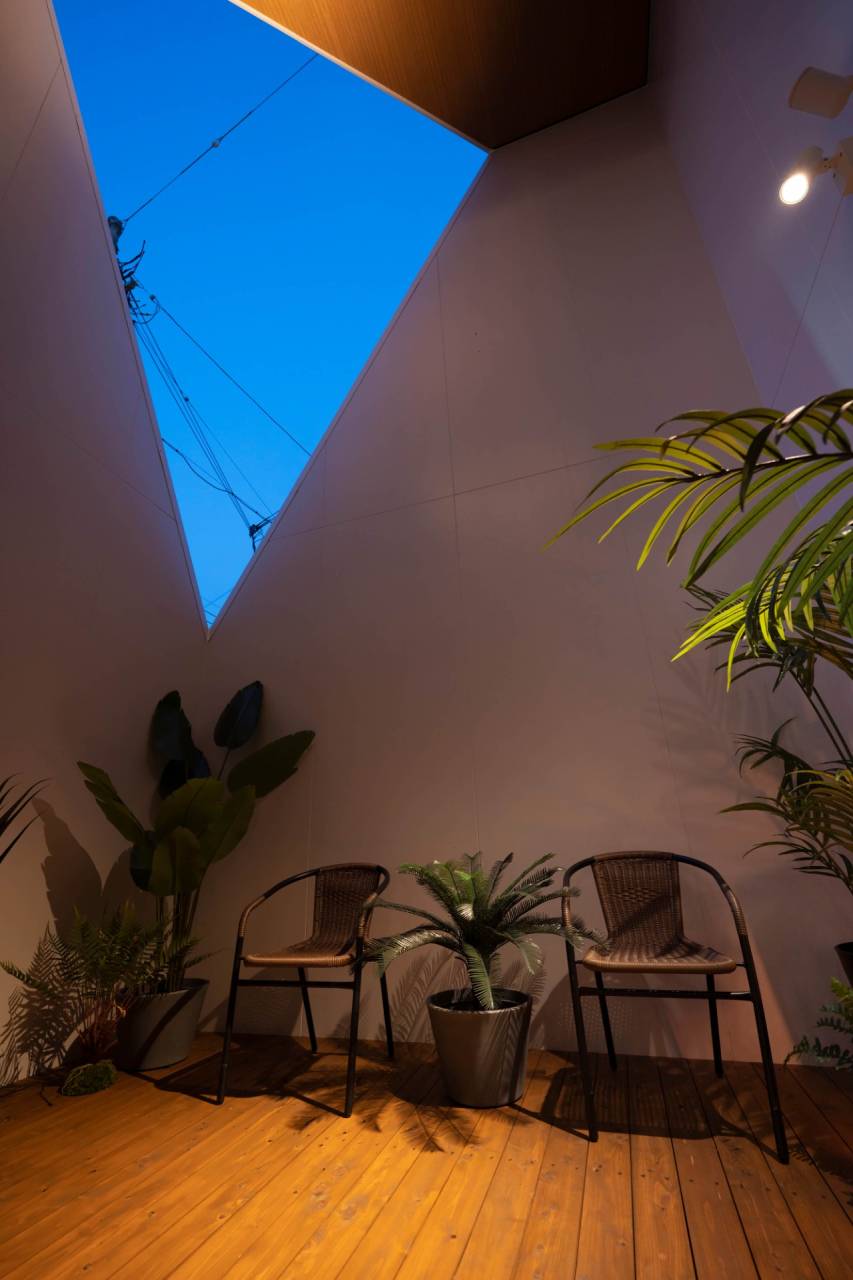 壁が三角に切り取られ空がみえるデザイン。