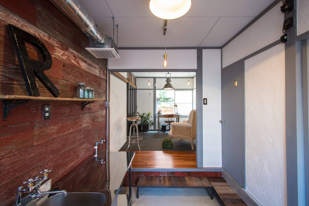 インテリアに古家具を取り入れて個性的な空間を作るアイデア集