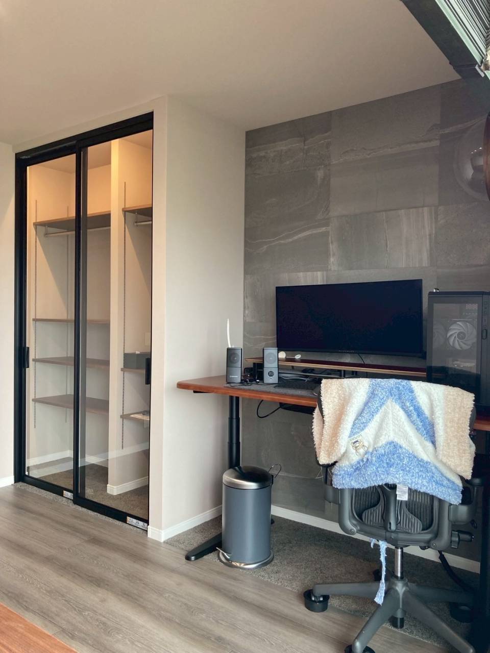 仕事部屋の横には猫のいたずら防止のためのガラスの扉を取り付けた