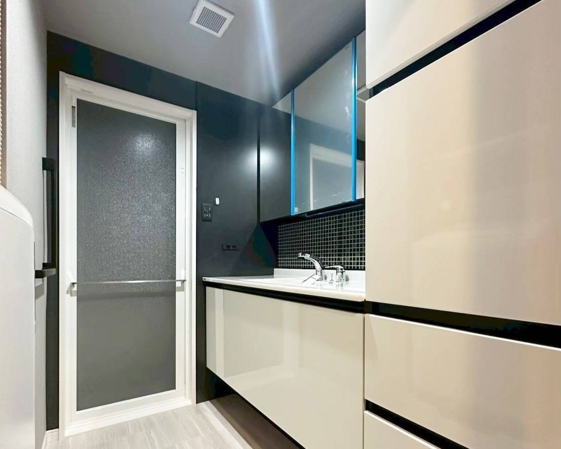 洗面室AFTER｜モザイクタイルがポイントになった洗面室。三面鏡もあり身支度がしやすくなった。