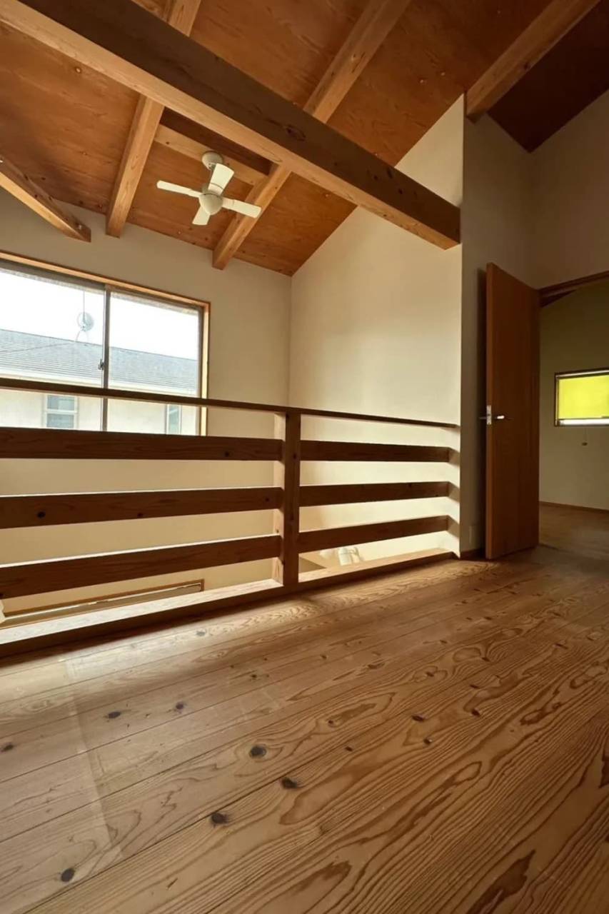 リビングから続く吹き抜け。