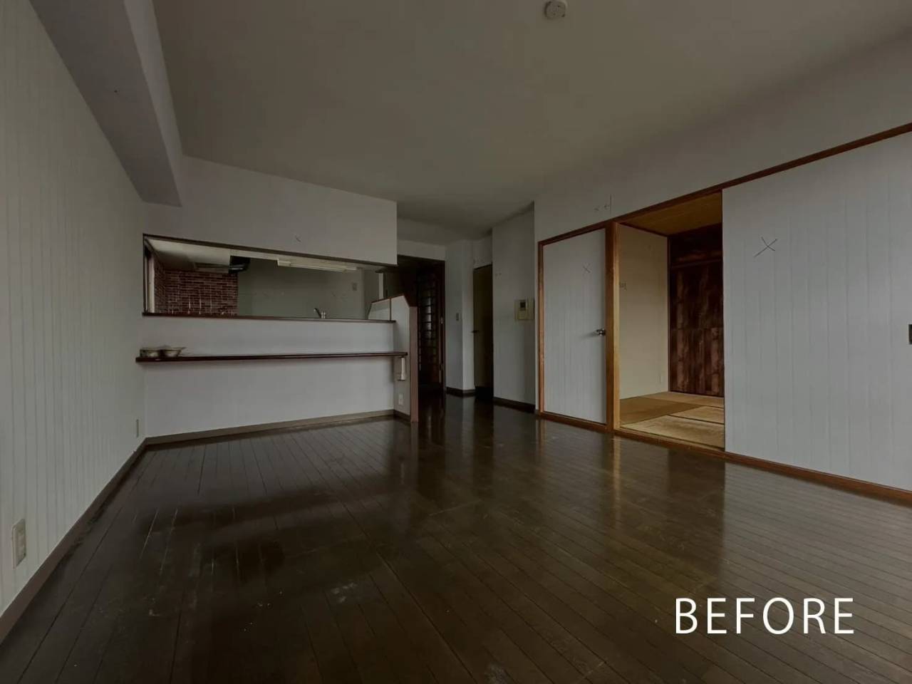 定額制リノベーションのBEFORE写真。築古マンションで全体的に暗い雰囲気