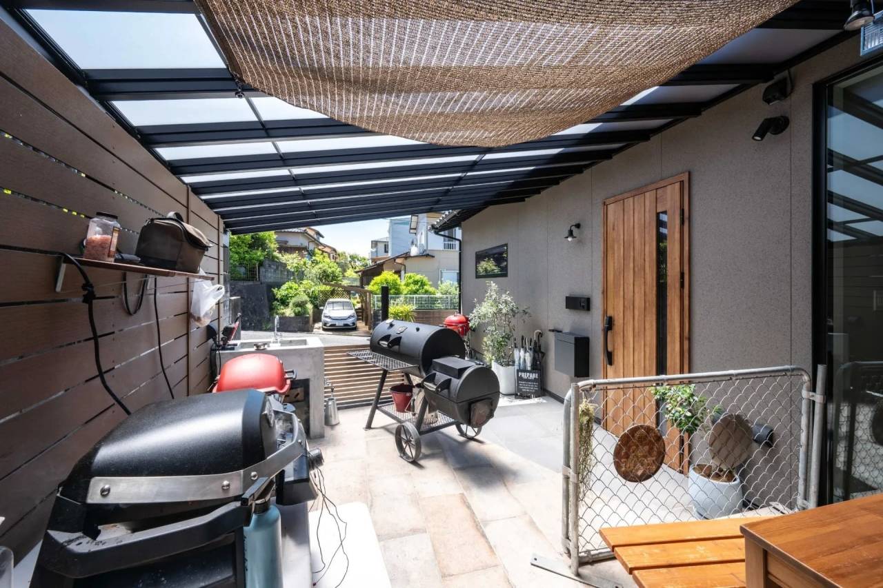 大きなグリルが並ぶ第二のキッチン。汚れが目立たないタイルをチョイス。