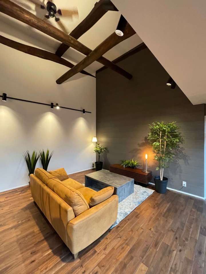 スポットライトが壁にあたり光と影が印象的なリビングの写真｜ライフスタイル一級建築士事務所