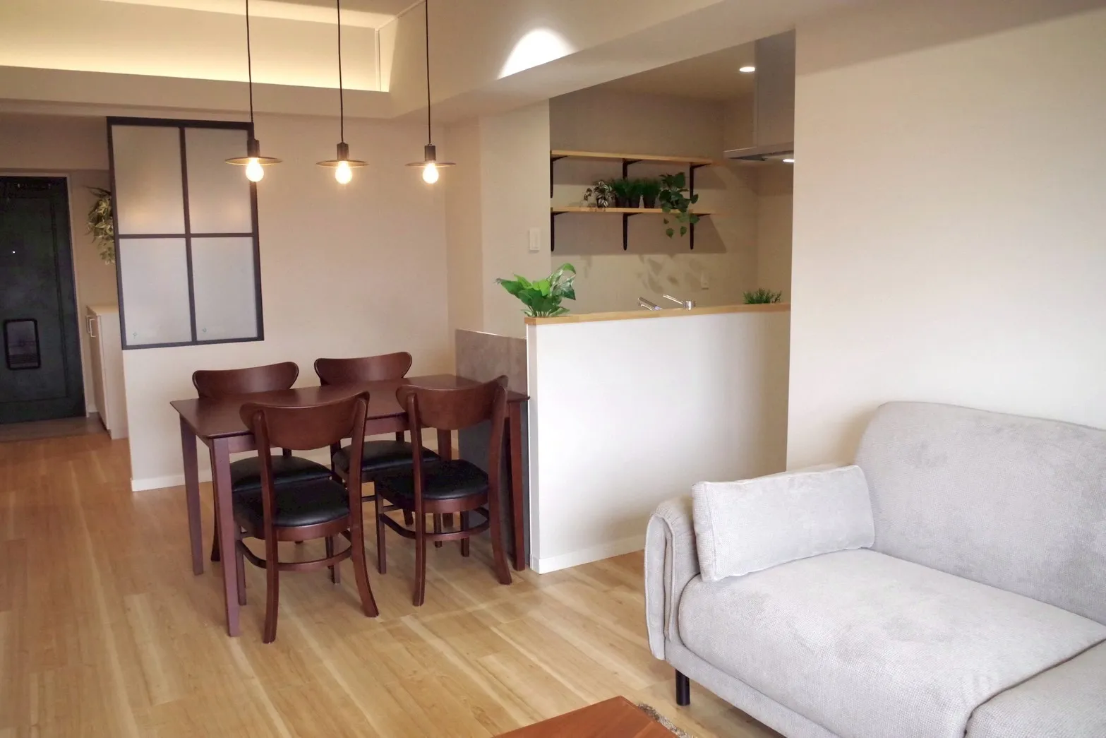 リノベマンションのリビングの写真｜定額制リノベーションの安心感と明確な進め方