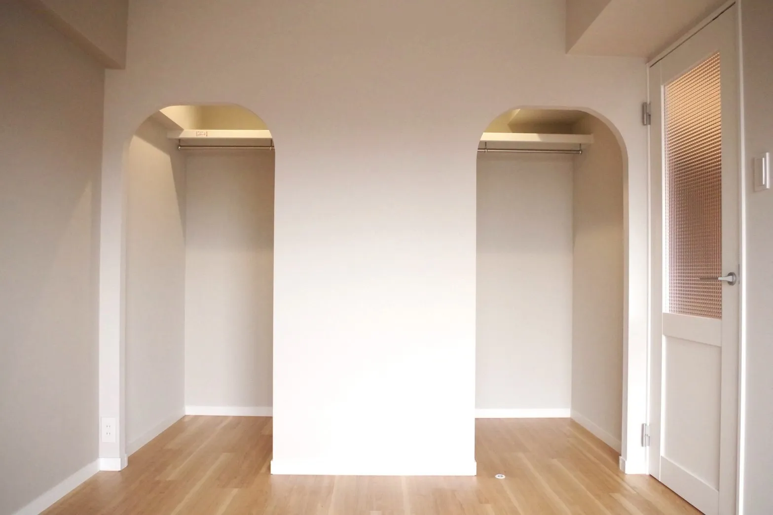 リノベマンションの洋室・アーチの入口から入るとウォークインクローゼットになっている。