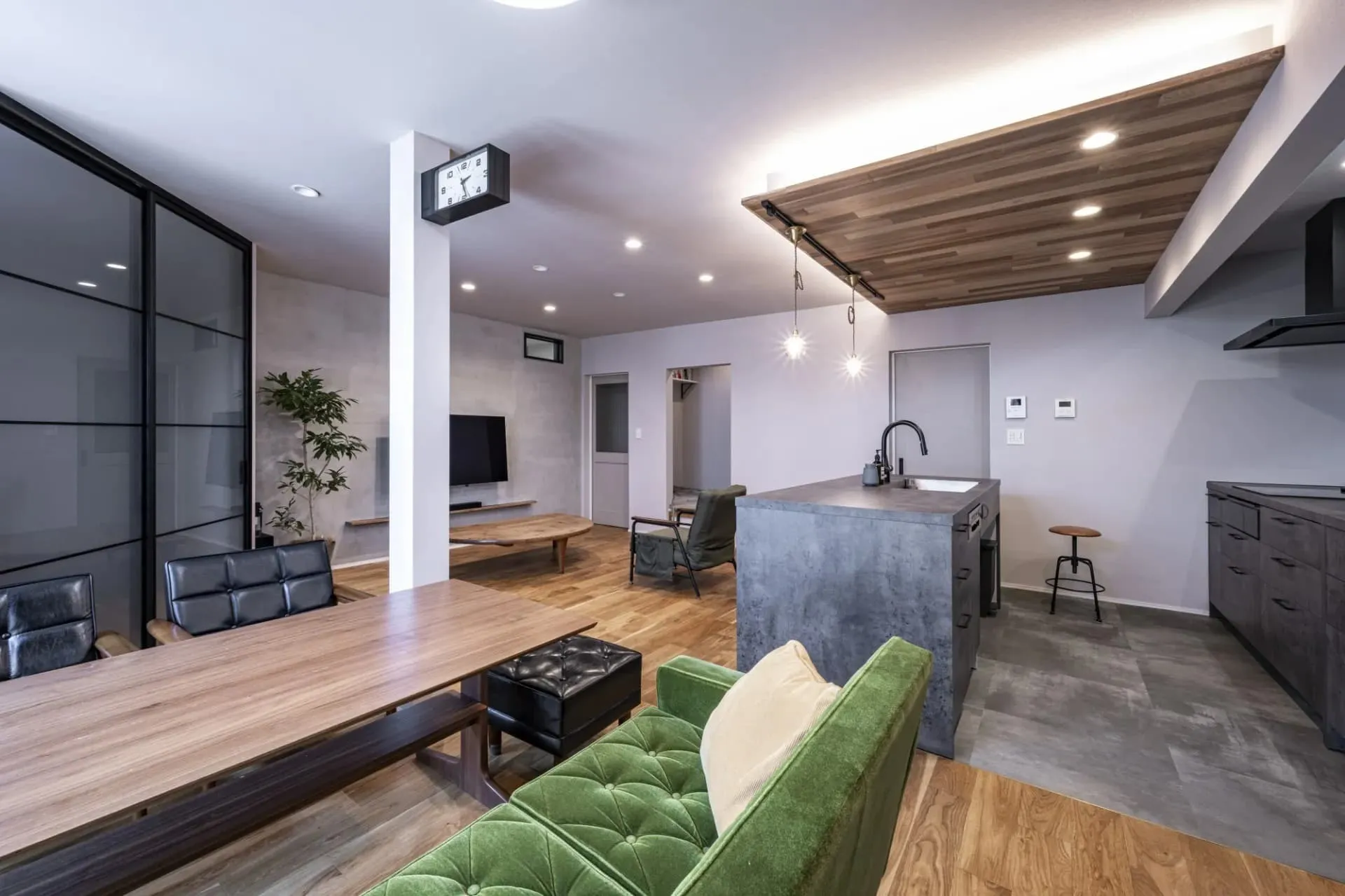 オークの無垢材フローリングや塗り壁など素材感にもこだわったE様邸。