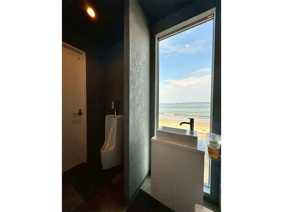 男子トイレの手洗い場からは絶景が見える。