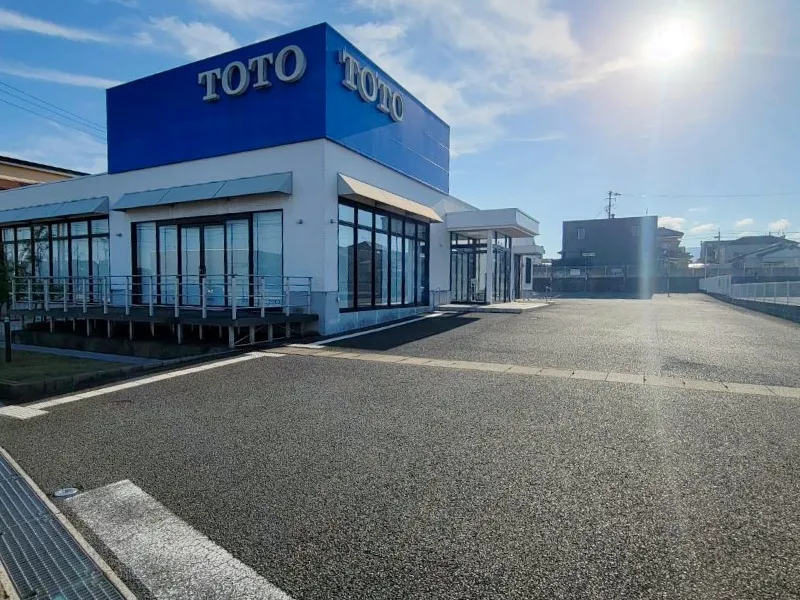 TOTO福岡東ショールームの入口と駐車場